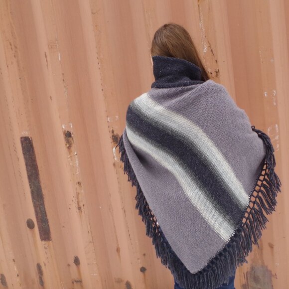 Vintage Ladies  100%  Wool Poncho With Fringes - Picture 7 of 8